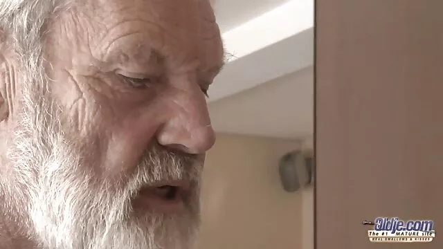La esposa de mi hermano le abre las piernas abuelas calientes gratis