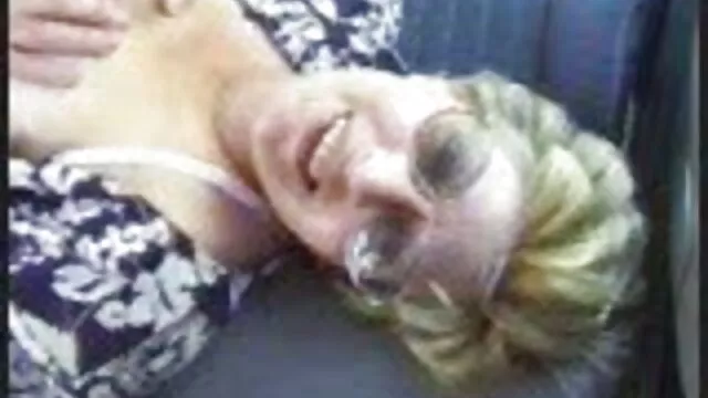 Adolescente delgada tetas pequeñas grandes pezones frotando el coño con abuelas bien calientes los dedos