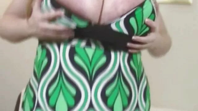 Asiático con los ojos vendados chupa la polla de yayas calientes los muchachos