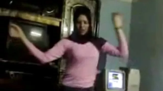 Jovencita angelical paga viejas abuelas calientes para que la follen para que la vea un cornudo