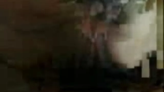 Nena de tetas pequeñas le encanta chupar viejas rusas calientes y montar.mp4