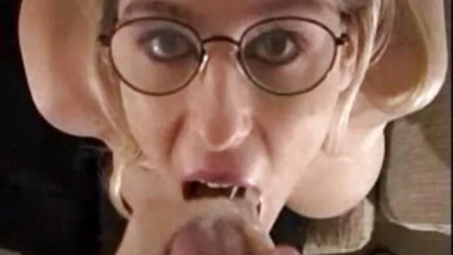 corrida abuelas calientes follando en la máscara de su novia joven y caliente