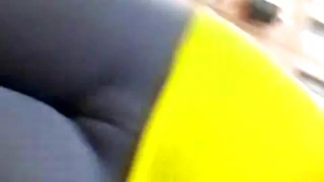 Adolescente con trenzas follando el coño de una vieja mamá ancianas calientes cojiendo al aire libre