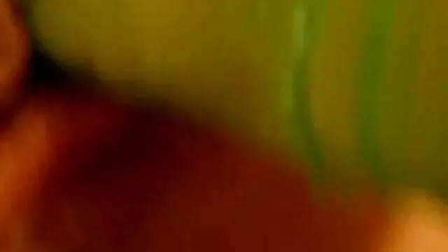 Su pequeño cuerpo siente que una polla dura como una roca la penetra abuelas tetonas calientes por detrás