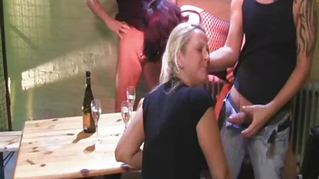 Danke Miss Flora - Invasión anal abuelas maduras calientes y cera caliente para el culo de Moya